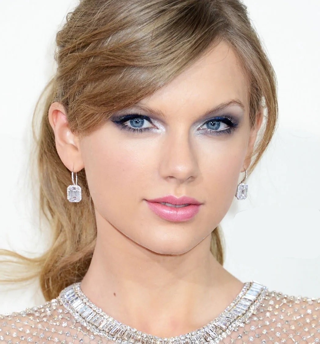 Beautiful Taylor Swift Makeup Ideas For Soft Glam Look- 2024